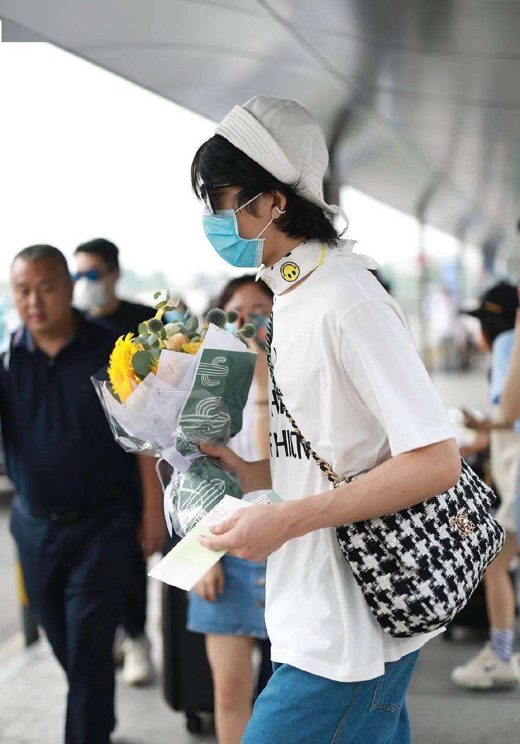 同是“男背女包”，井柏然、朱正廷、陈伟霆，你最喜欢谁的搭配？