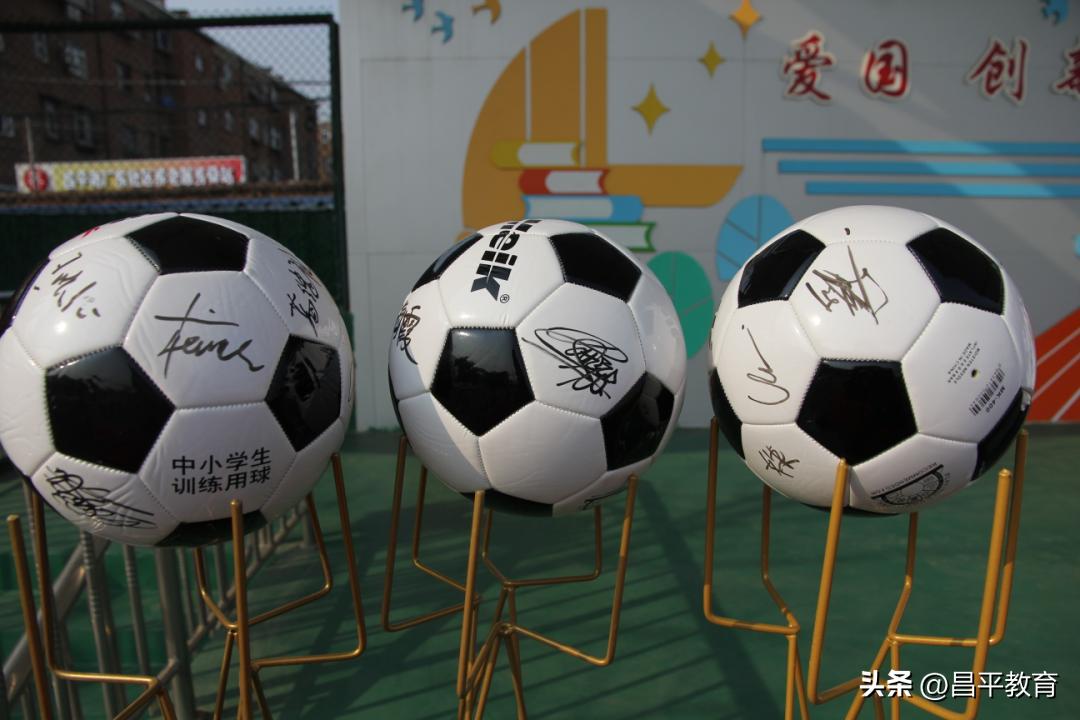 西班牙教练教中国学生踢球,中国足球学校西班牙教练