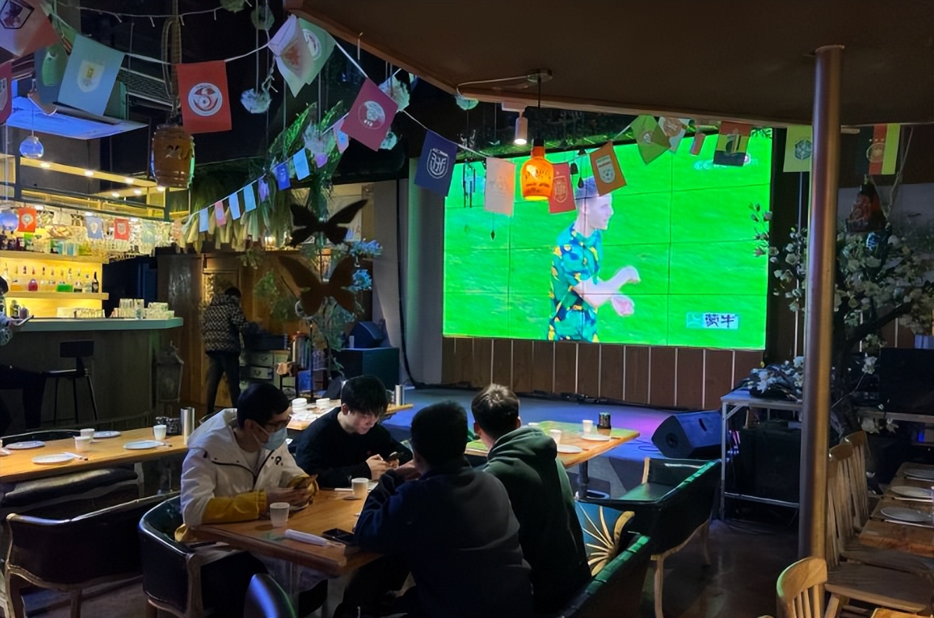 狂热的中国球迷！辞职也要去卡塔尔、唯品会啤酒也连夜卖爆