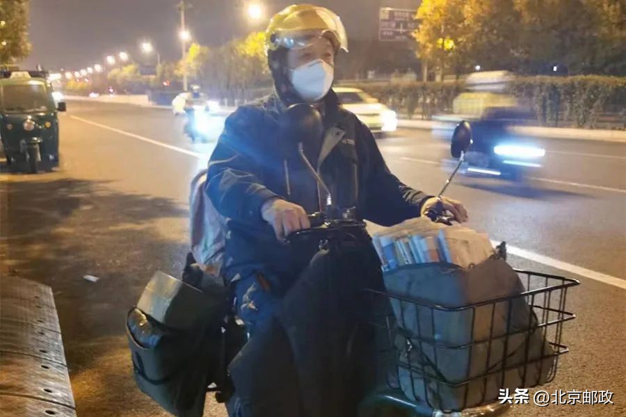 受到表扬后，这名投递员谦虚地说：“我做的都是分内的事。”