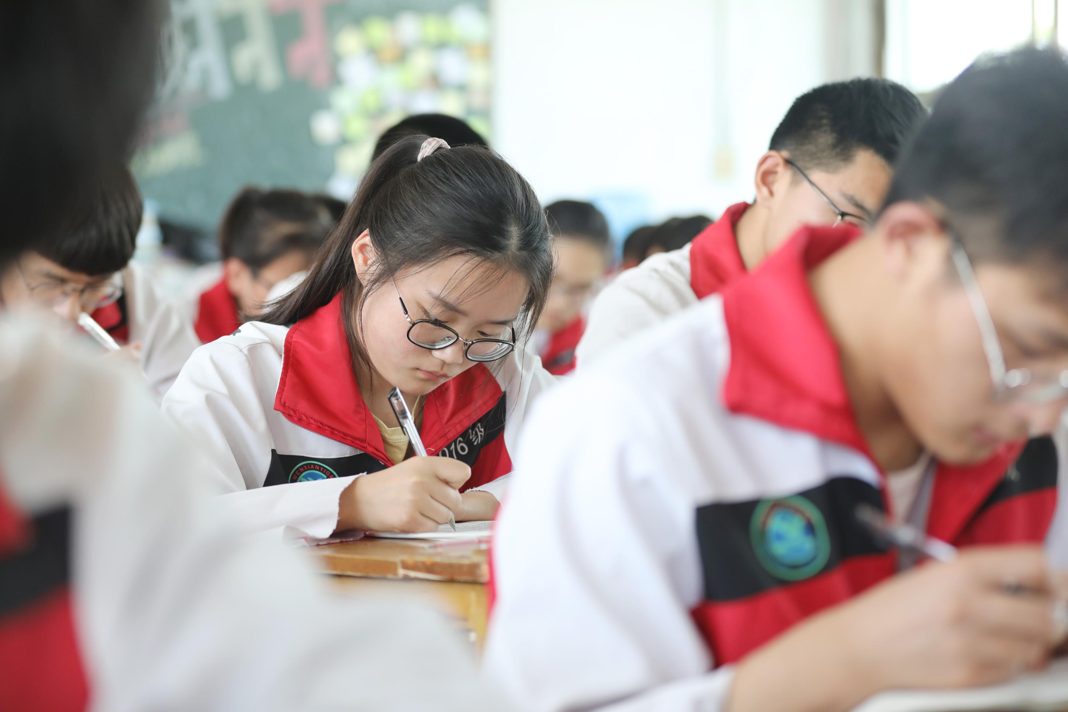 高中生学习到凌晨家长心疼视频,初三孩子学习辛苦心疼的说说