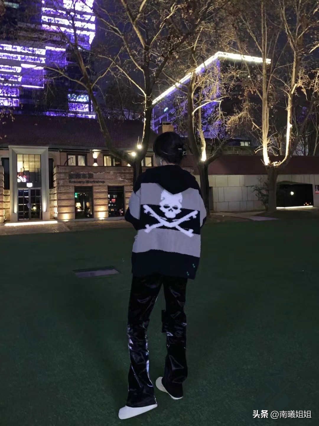 难怪女人都把阔腿裤扔了，最近流行的“液体裤”，回头率高还时髦