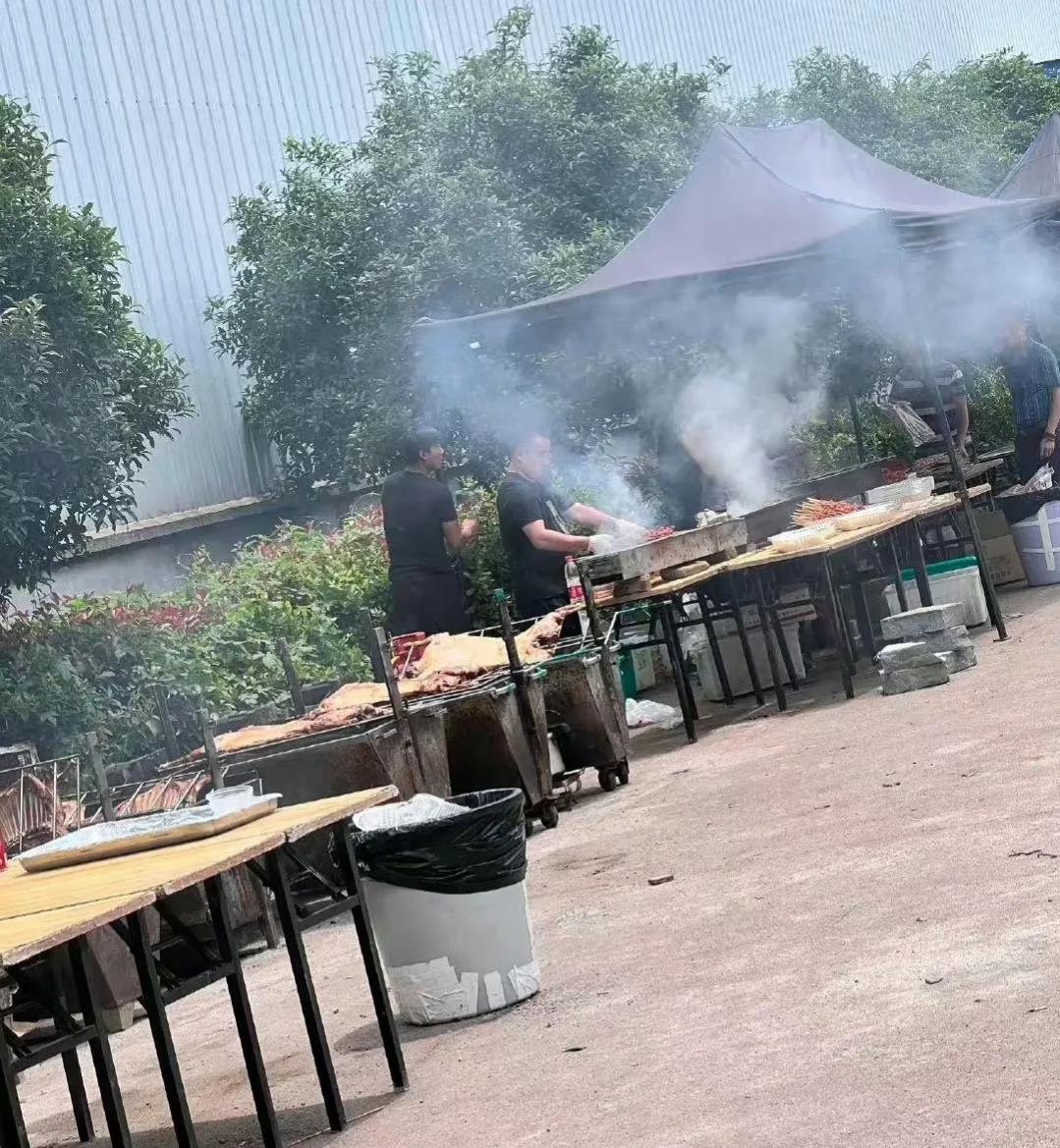 成毅给粉丝买烤全羊,成毅请剧组人员吃烤全羊