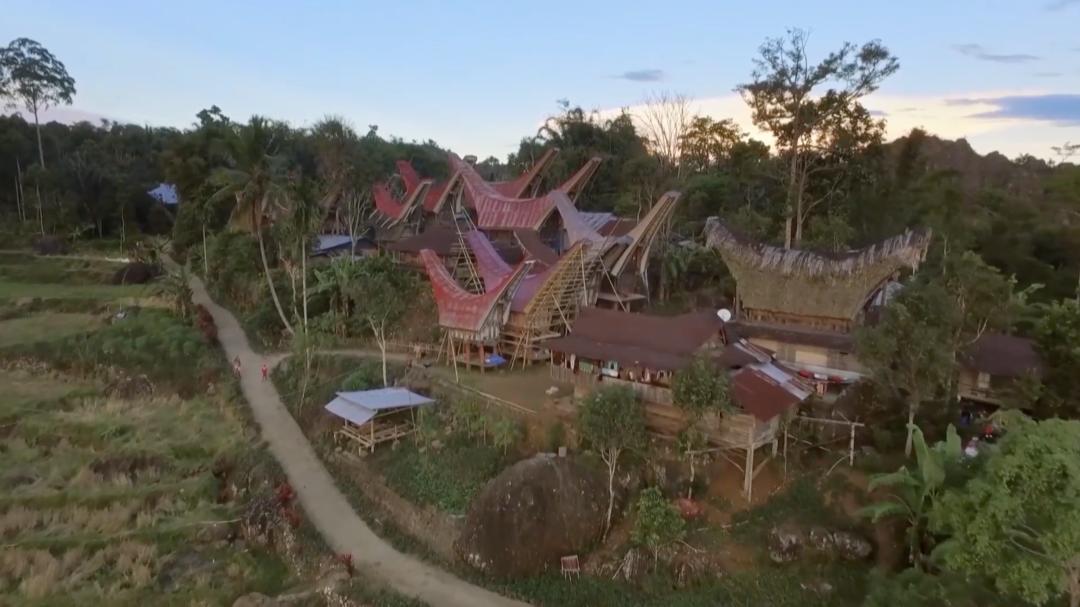 80后女孩记录世界奇葩葬礼，吸粉200万