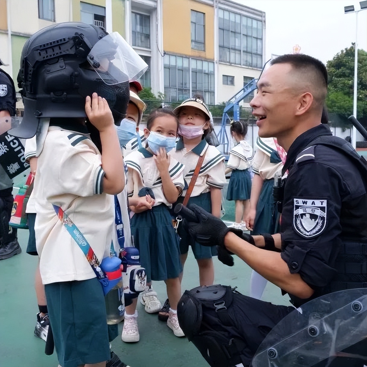 小萌娃应邀进警营警彩体验零距离,警彩少年平安校园