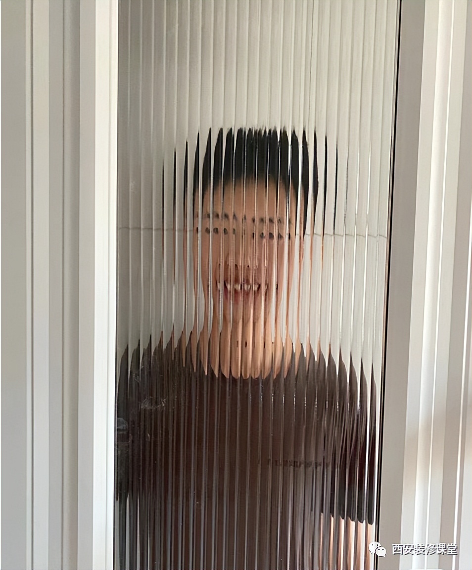 玻璃门下坠蹭地怎么处理,家里玻璃门关不上了怎么修