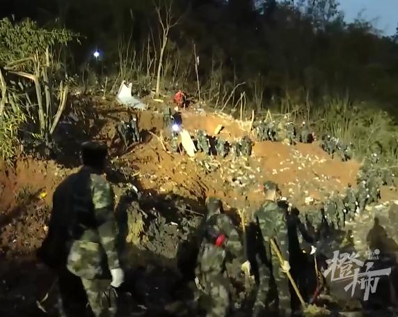 搜救现场尸体残骸,搜救附近山坡发现巨大飞机残骸