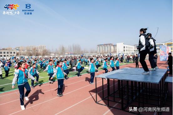 河南省体教融合“奔跑吧·少年”冠军来到濮阳市、许昌市襄城县、驻马店市的校园,给学生普及科学体育知识