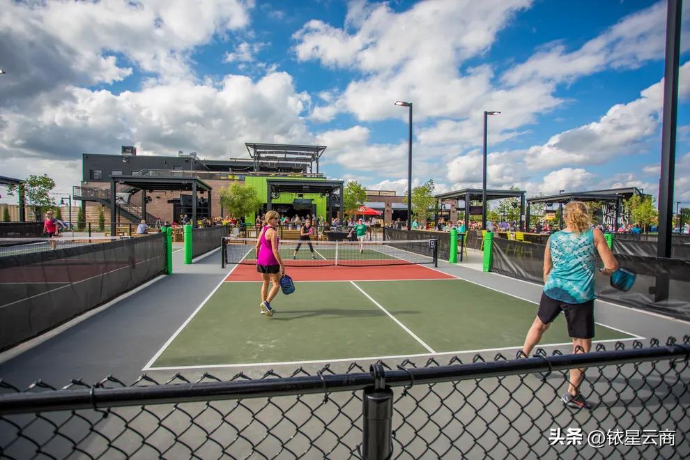 在新潮的商场里挖呀挖呀挖，小小的“匹克球”，掌握流量密码