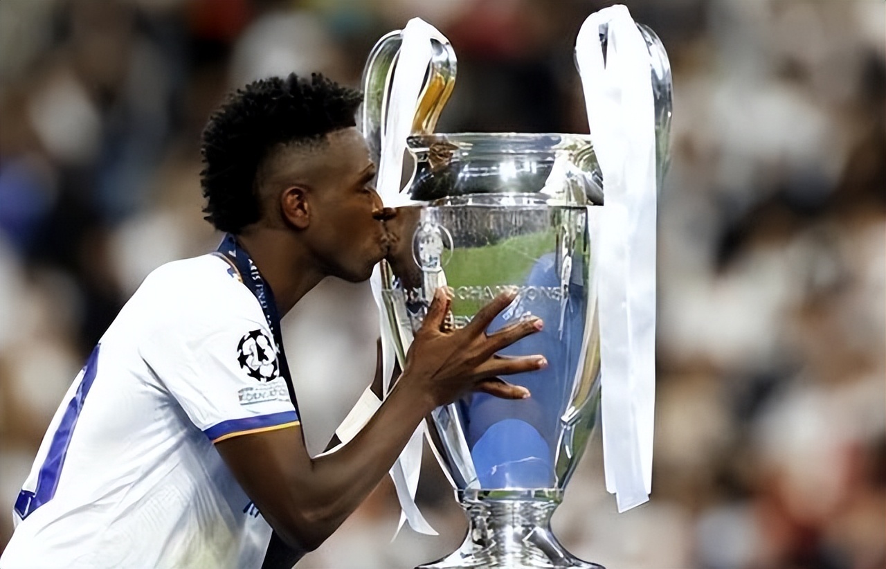 小罗有无带领巴西夺得世界杯冠军,下一个罗纳尔迪尼奥会是谁