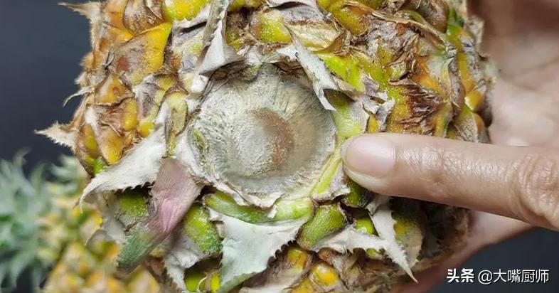 果农教你如何区分菠萝与凤梨,菠萝尝起来酸的还是甜的