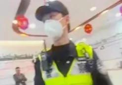 银行柜台男子掏出1300张身份证,男子在银行柜台掏出1300张身份证