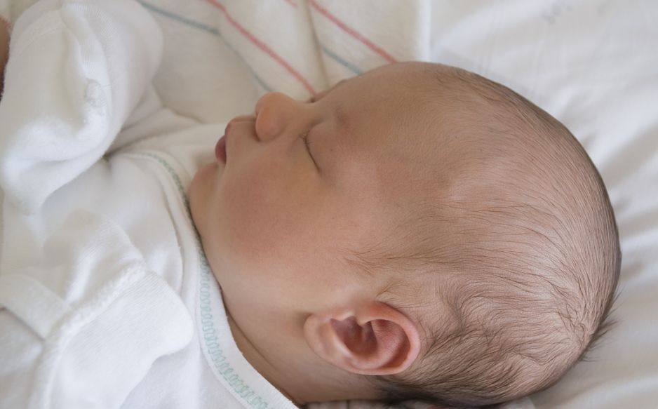 未满月的新生儿头发少还掉头发,宝宝头发稀少剃头发可以改善吗