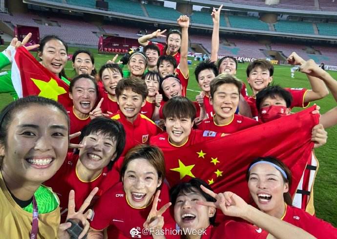 男足惨败女足挽回颜面,男足输了的解释