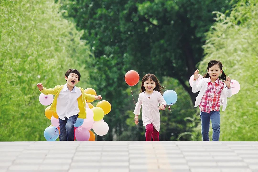 “穷人不配生小孩！”北京女大学生语出惊人，揭开农村儿童遮羞布