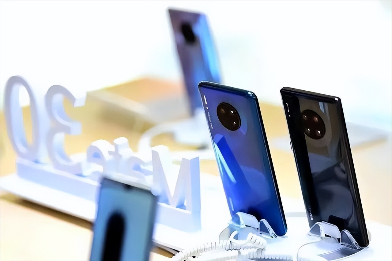 手机店买手机跟网上买哪个贵,买手机实体店便宜还是网购便宜