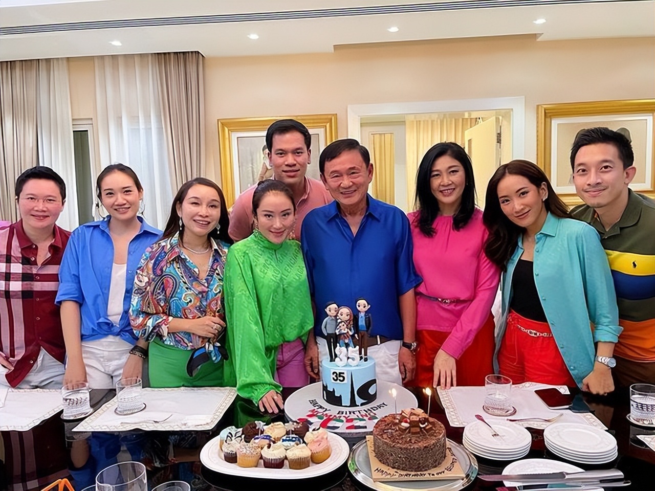 英拉穿傣装照片,泰国英拉泼水节