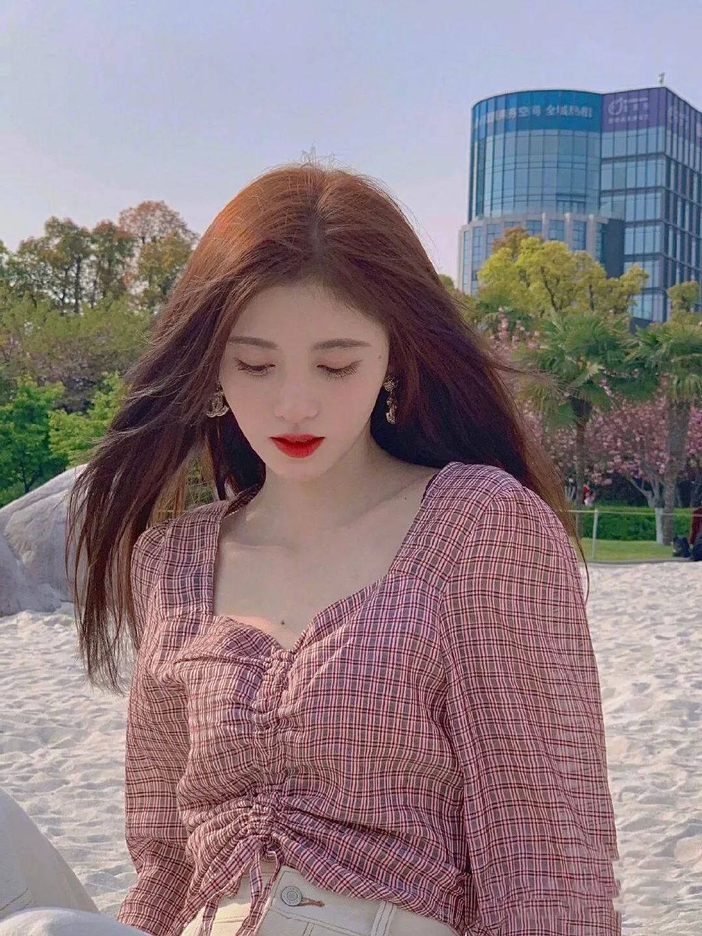 2018发色显肤色白又低调的发色,浅发色和深发色哪个更低调