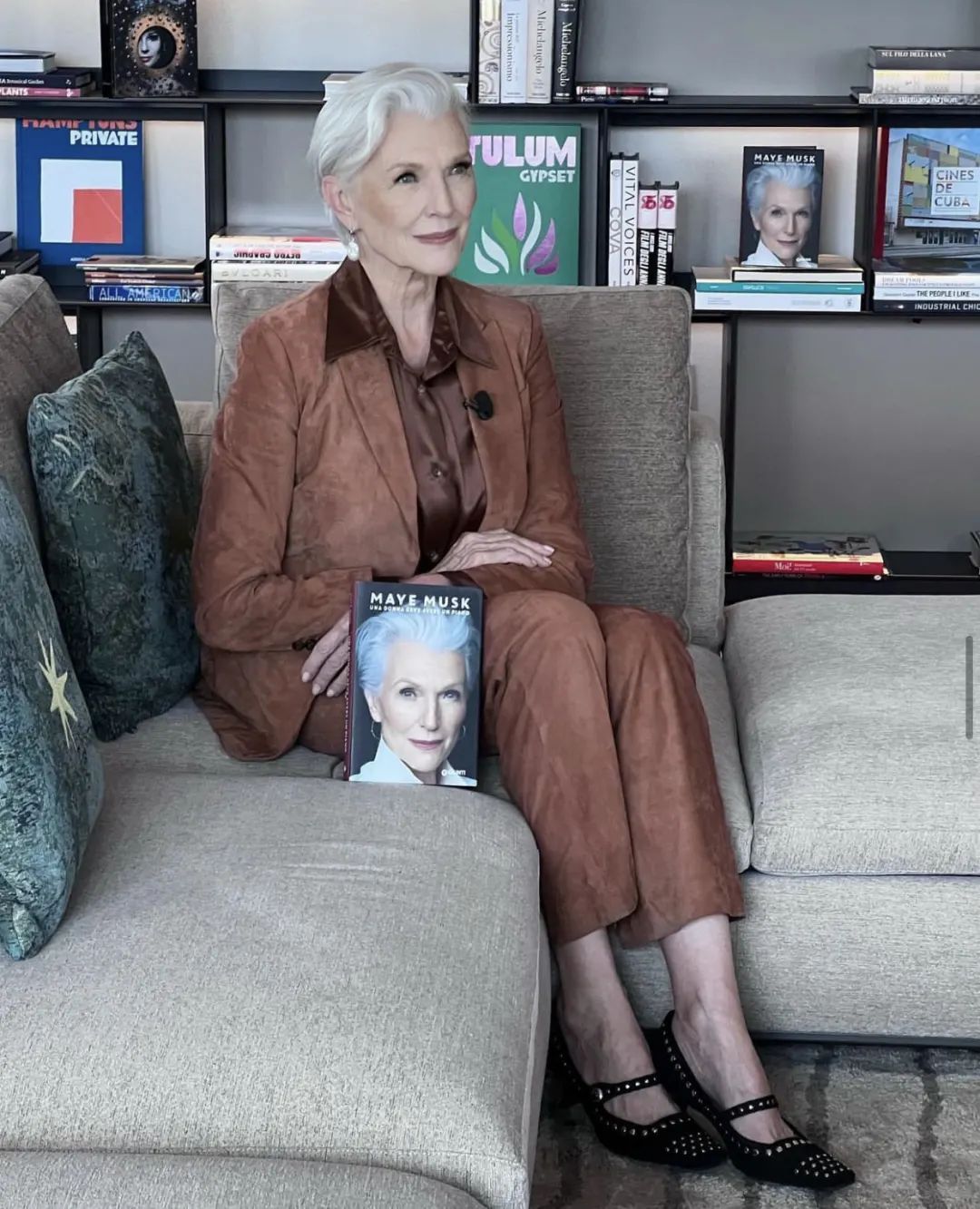 74岁马斯克妈妈来中国,穿国货超惊艳!为什么她越老越飒?