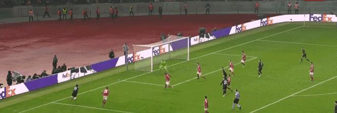 夜晚中绽放的烟花,足球烟花