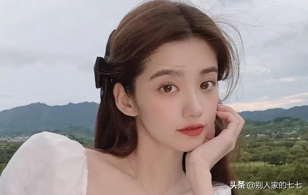 异性相处一旦女人喜欢你五种表现,异性聊天女人对你动情了会做什么