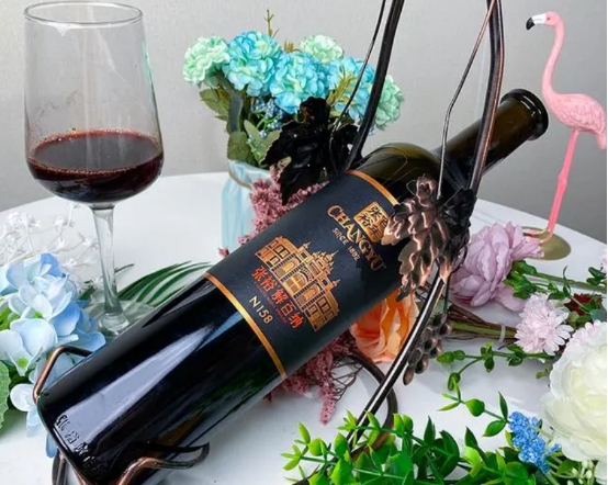 买红酒时,瓶口的软木塞只是用作密封?行家:别小瞧,用处太大了