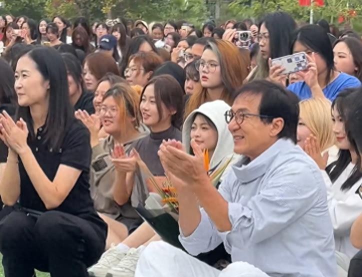 成龙武汉高校出席活动,成龙现身高校做公益