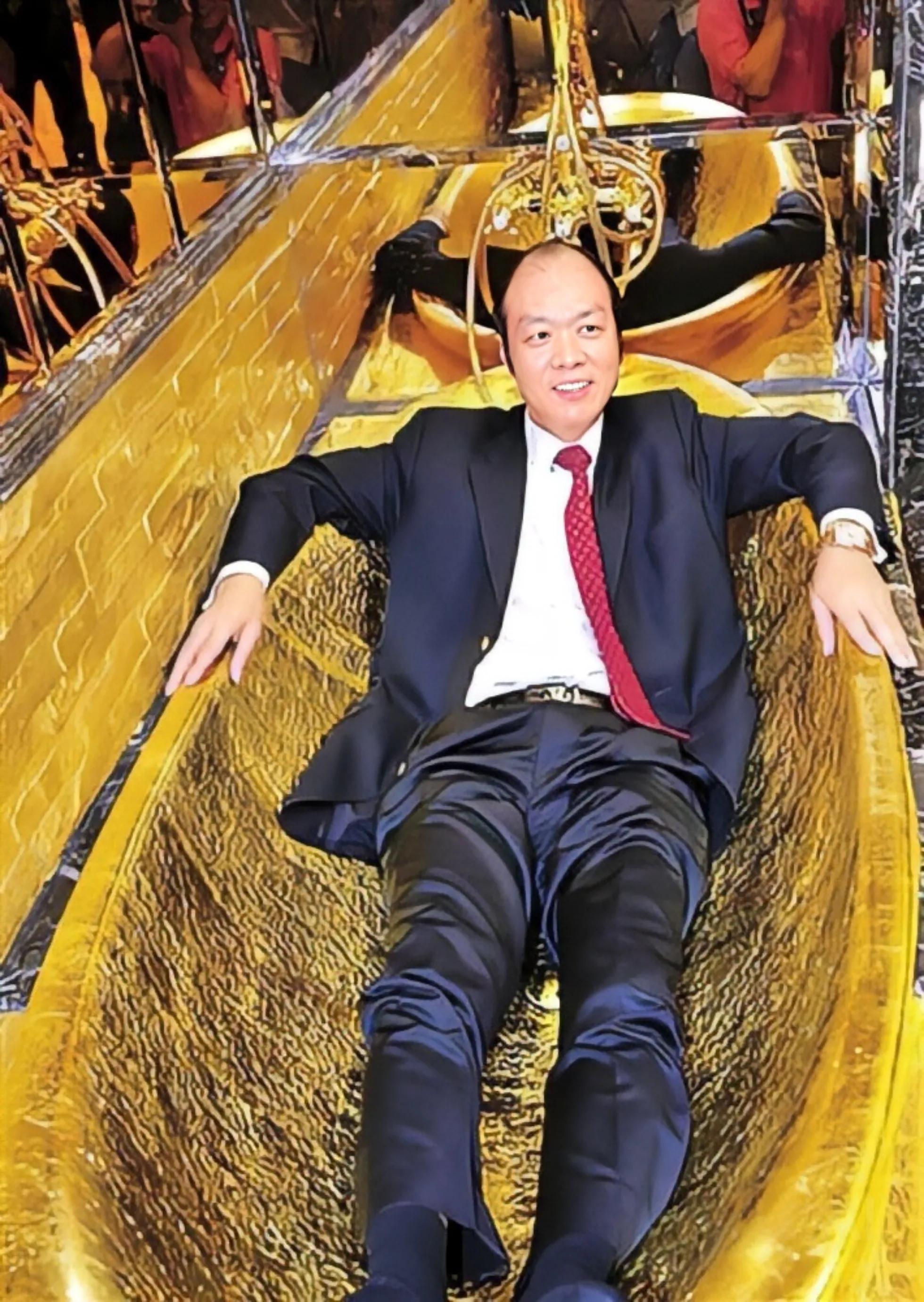 2001年他花3800万，用掉380公斤黄金盖了一间厕所，后来怎样了