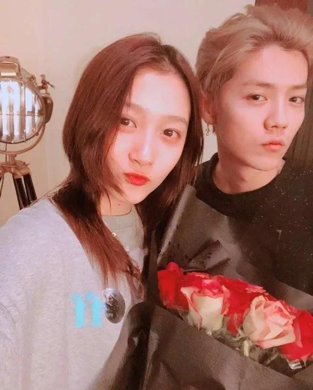 关晓彤迪士尼美图,关晓彤深夜晒鹿晗视角照