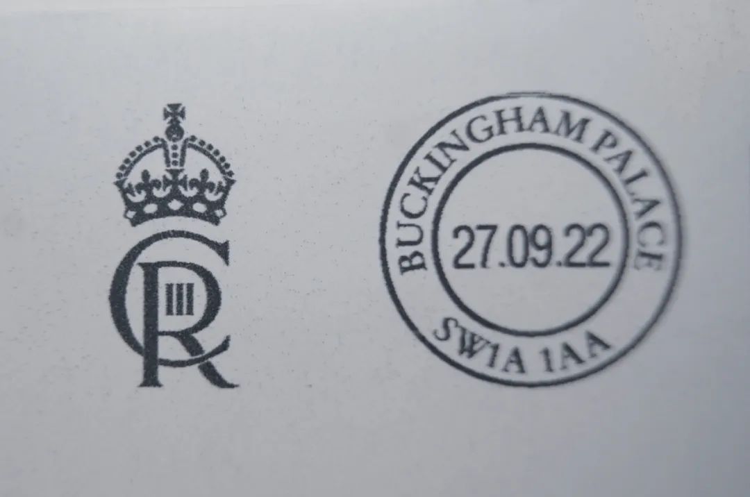 尴尬！英国新任国王查尔斯三世新Logo直接“撞衫”C罗个人标识？