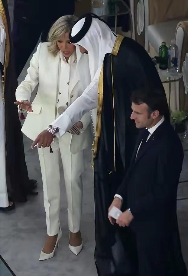 马克龙与布丽吉特互动温馨,马克龙和布丽吉特的亲密合照