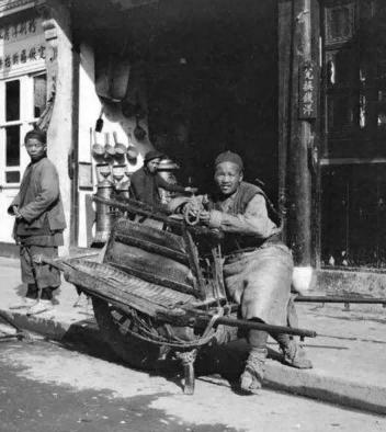 清未老照片：贵族奶娘哺乳小少爷，*女妓**在洋人怀里衣衫不整