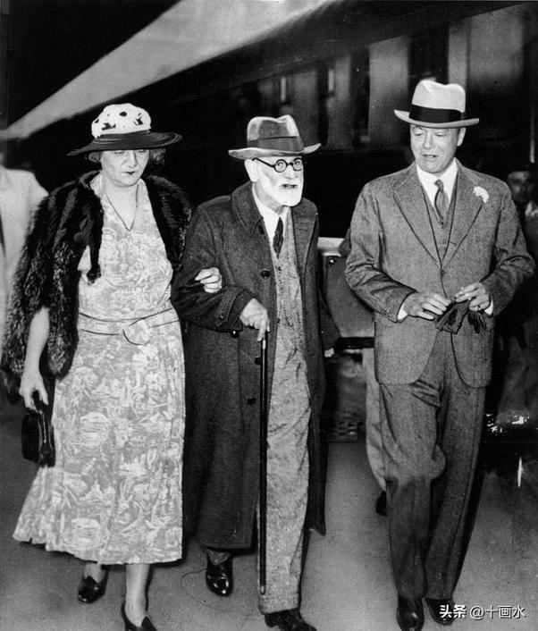 21张真实又罕见的老照片，阴毛假发工作者，我怀疑他用错地方了3