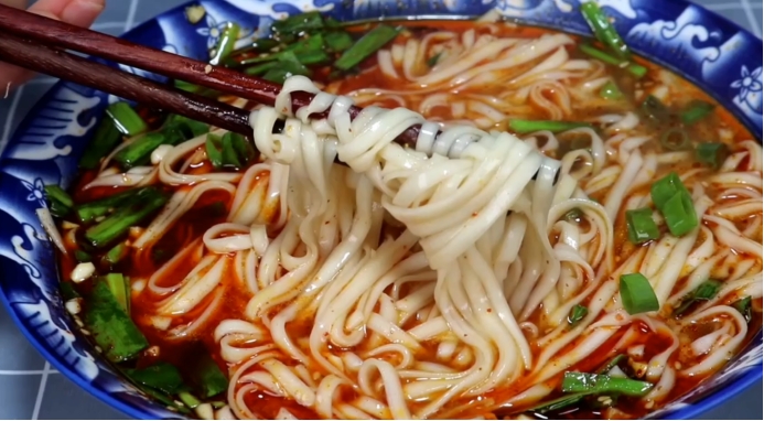 煮面条怎样不会白沫,面条怎么煮才能劲道爽滑