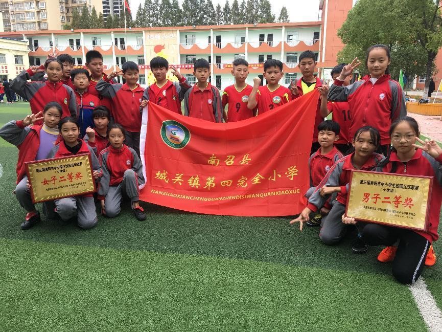 以球健身以球会友,以球会友以球育人