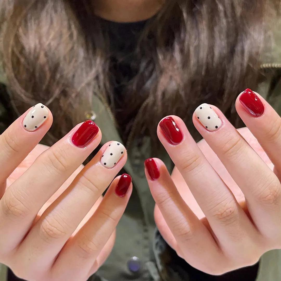 手黑黄做什么颜色的美甲显手白,莫兰迪美甲色显手白吗