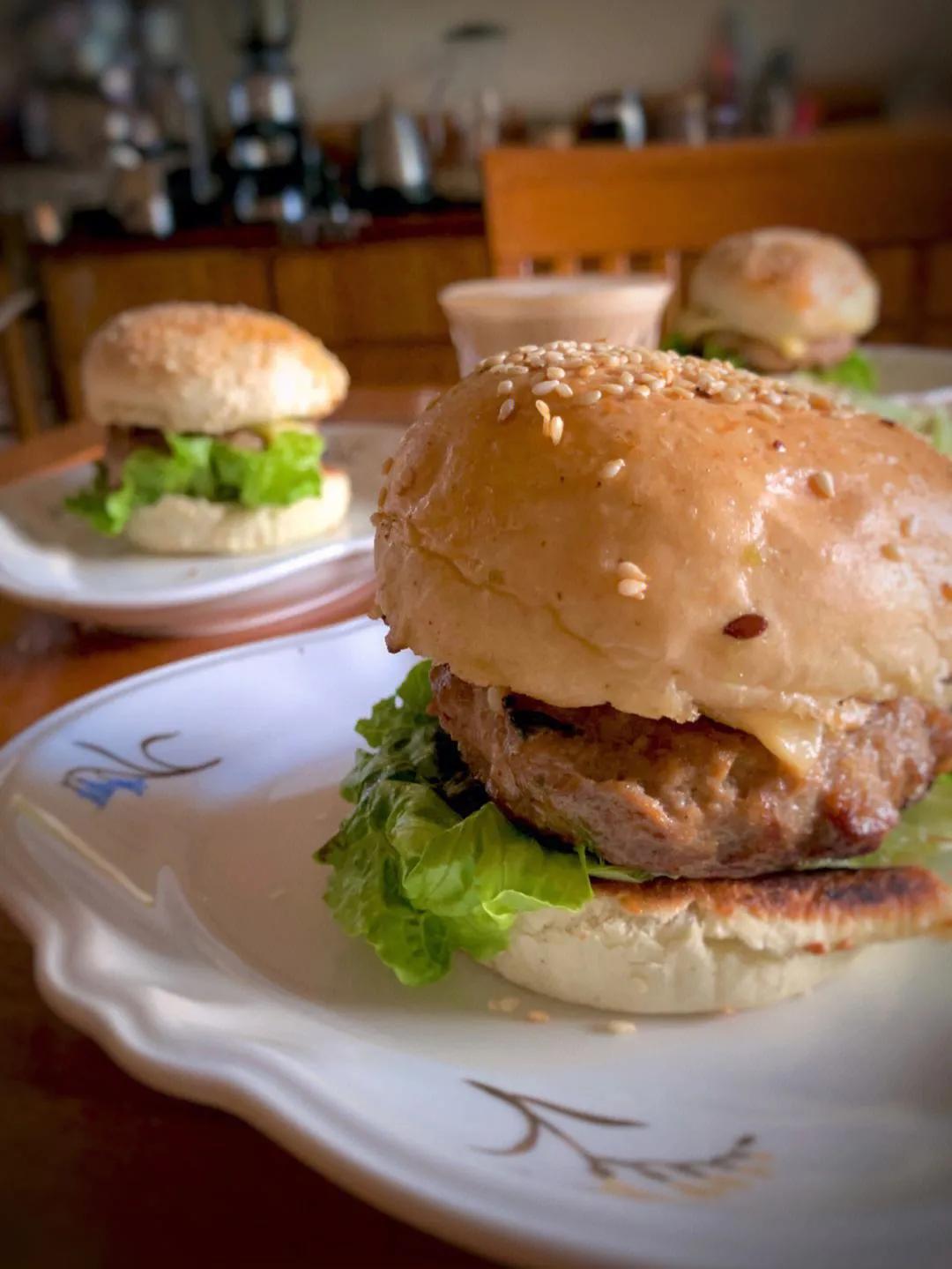 3个年轻人合伙郑州开汉堡店,摆地摊卖汉堡包利润多少