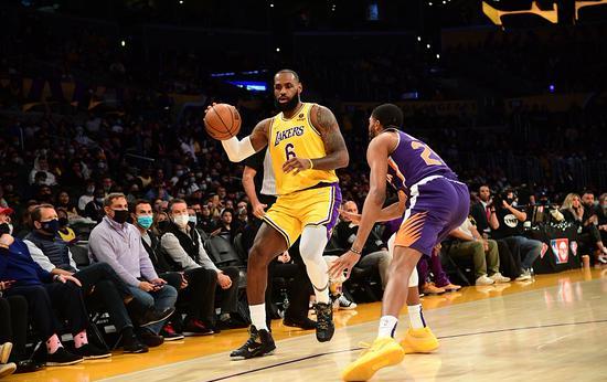 太阳三巨头出战湖人,太阳全队合砍27分