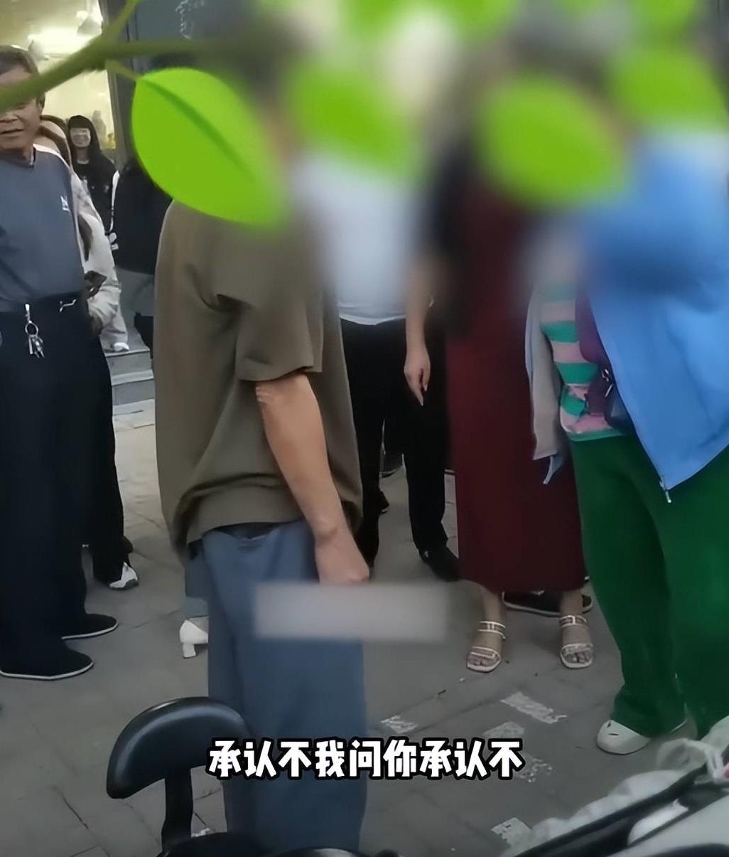 沧州：家长当街指责男老师性侵学生拿油墨笔捅孩子*体下**太无耻了！