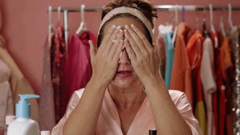 眼周起红色的小疙瘩是怎么回事,眼周起的小疙瘩别忽视