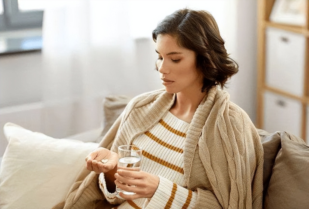 女性经期排出来的血块是什么原因,中年女性大姨妈来有血块怎么回事