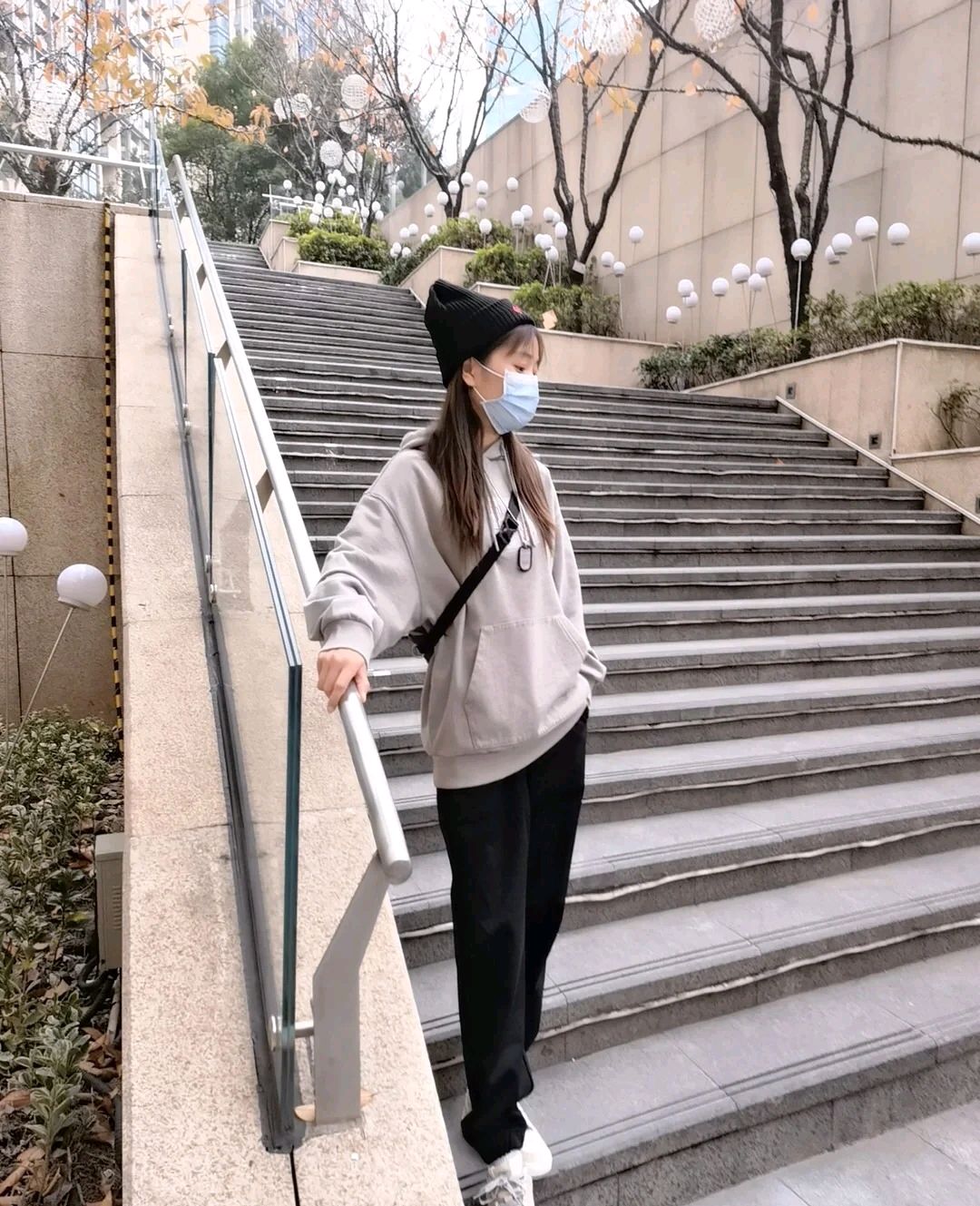 时髦的女人都穿卫衣减龄又好看,减龄卫衣穿出青春活力范