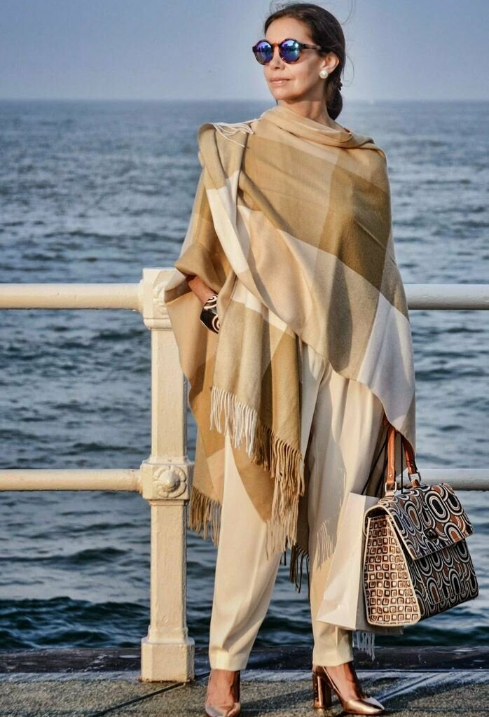 如果您的服装对您来说似乎无味，请用披肩装饰它们