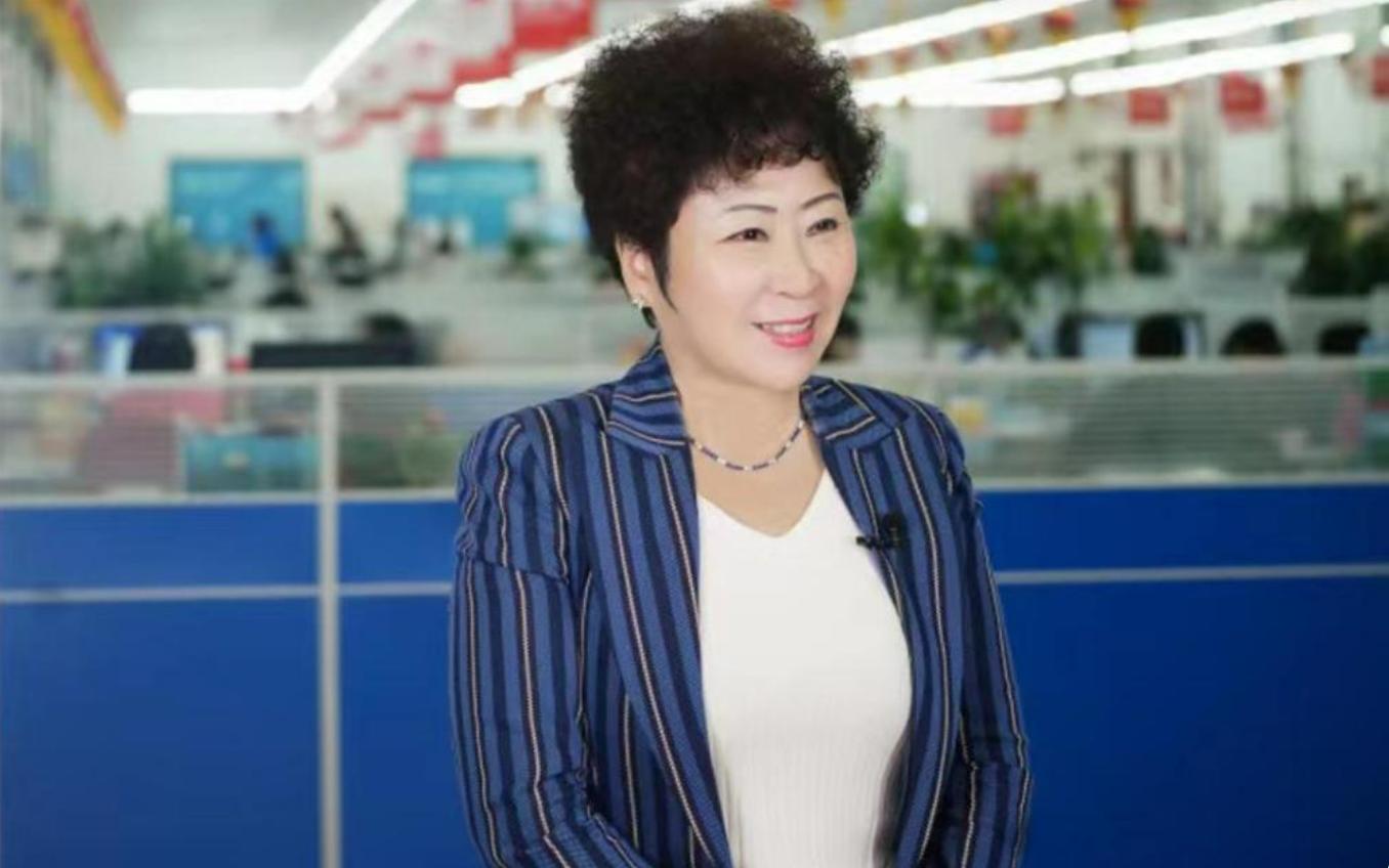 俩成都女富豪多励志？1人是火锅店打工妹，1人70岁，开3600家超市