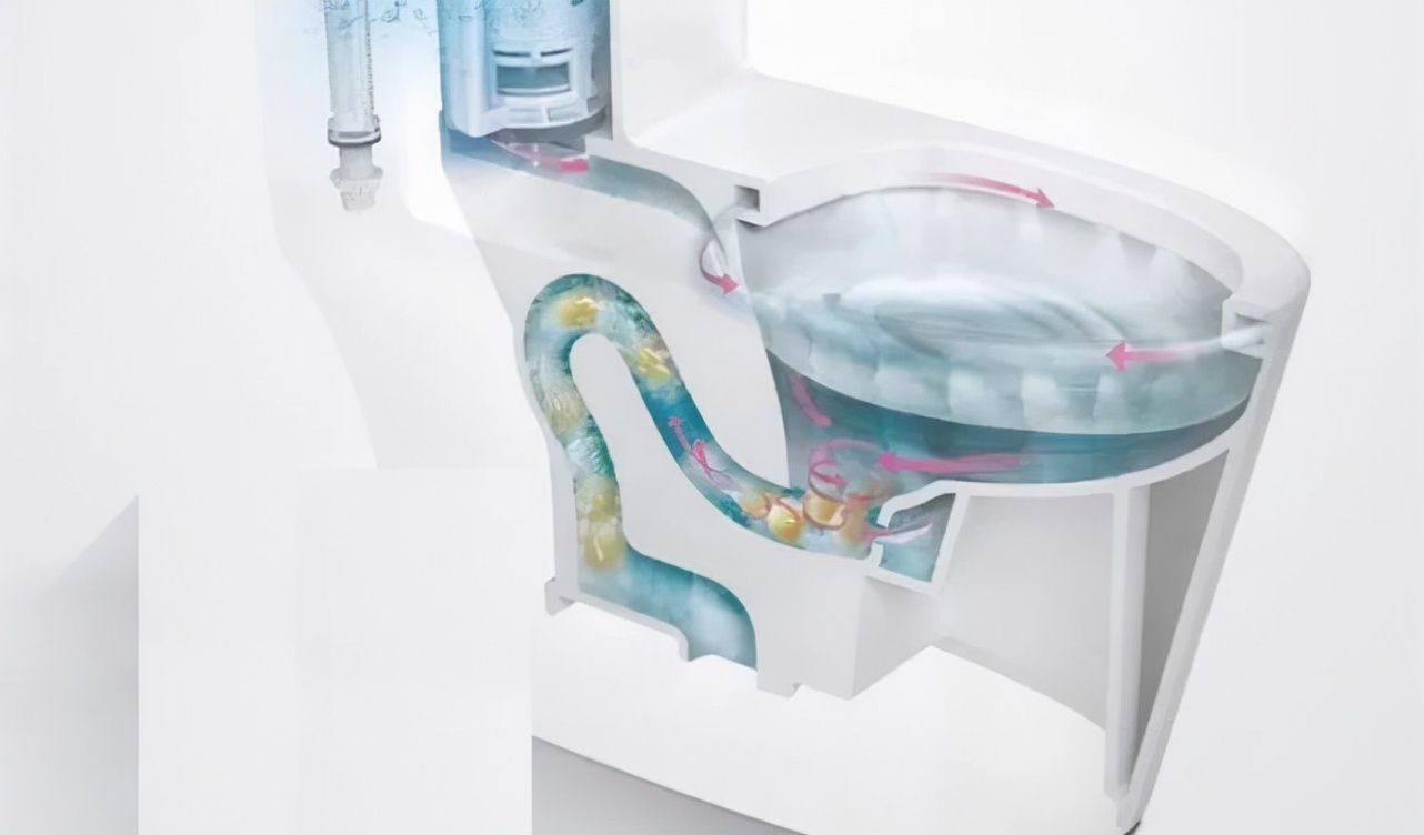 250厘米长眼镜蛇潜入家中惊心动魄,江苏女子上厕所发现蛇