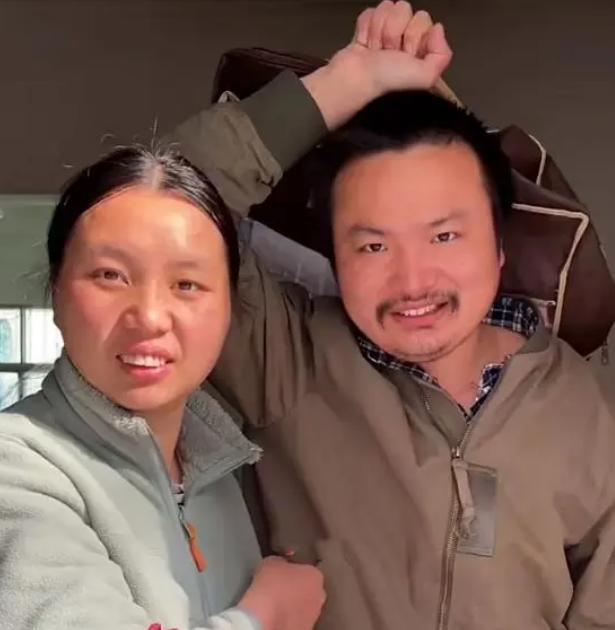 黑马情侣翻车！穿5200元上衣疑拿12W收益，成大学版牛爱芳小春花