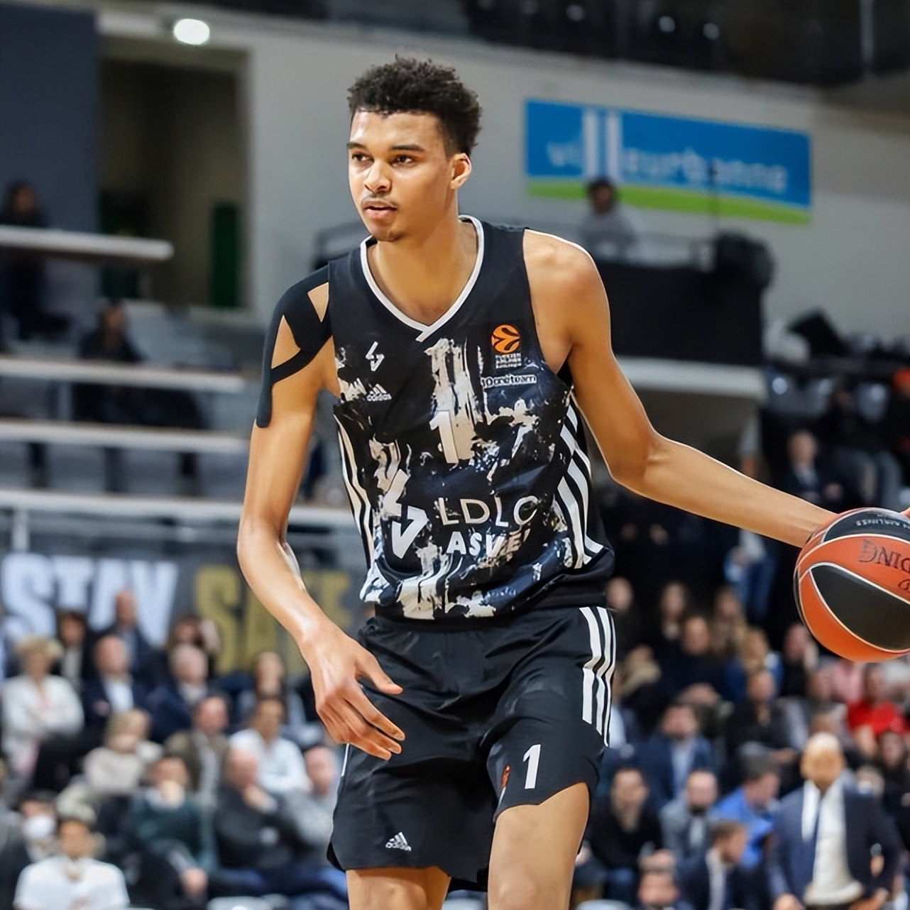 站帽对手太狠！文班亚马34+5+4打爆以超冠军美媒：他是作弊码