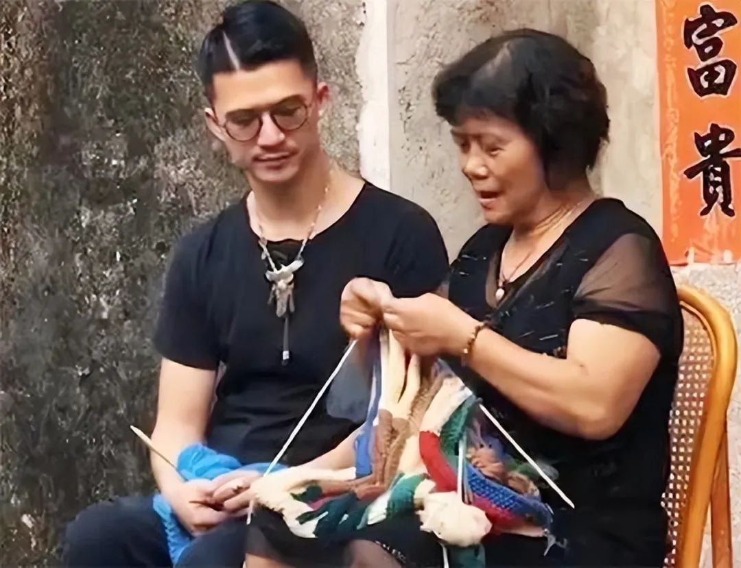 85后小伙辞职回乡织毛衣，年入500万，两登央视，一件毛衣卖8990，有何过人之处？