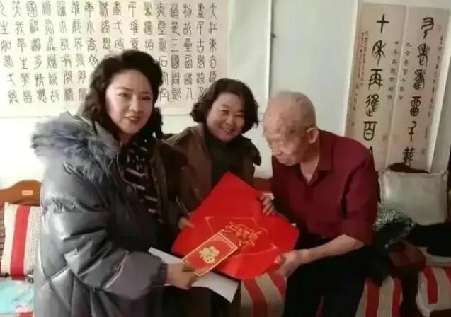 公务员能否戴奢侈品？因“耳钉”走红的李少莉，履历背景不简单