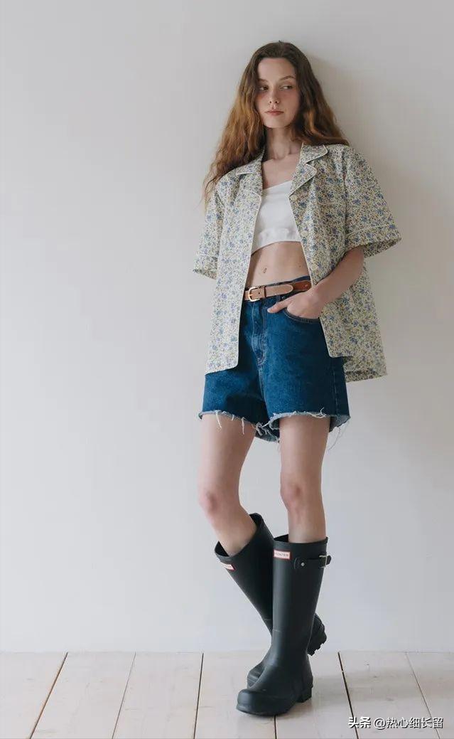 t恤加上立体感强的衬衫气场全开,女式短袖t恤衬衫